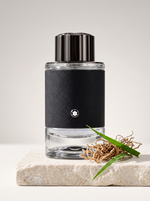 Montblanc Explorer Eau de Parfum 60 ml - Flakon mit Lederband auf hellem Stein mit Vetiver