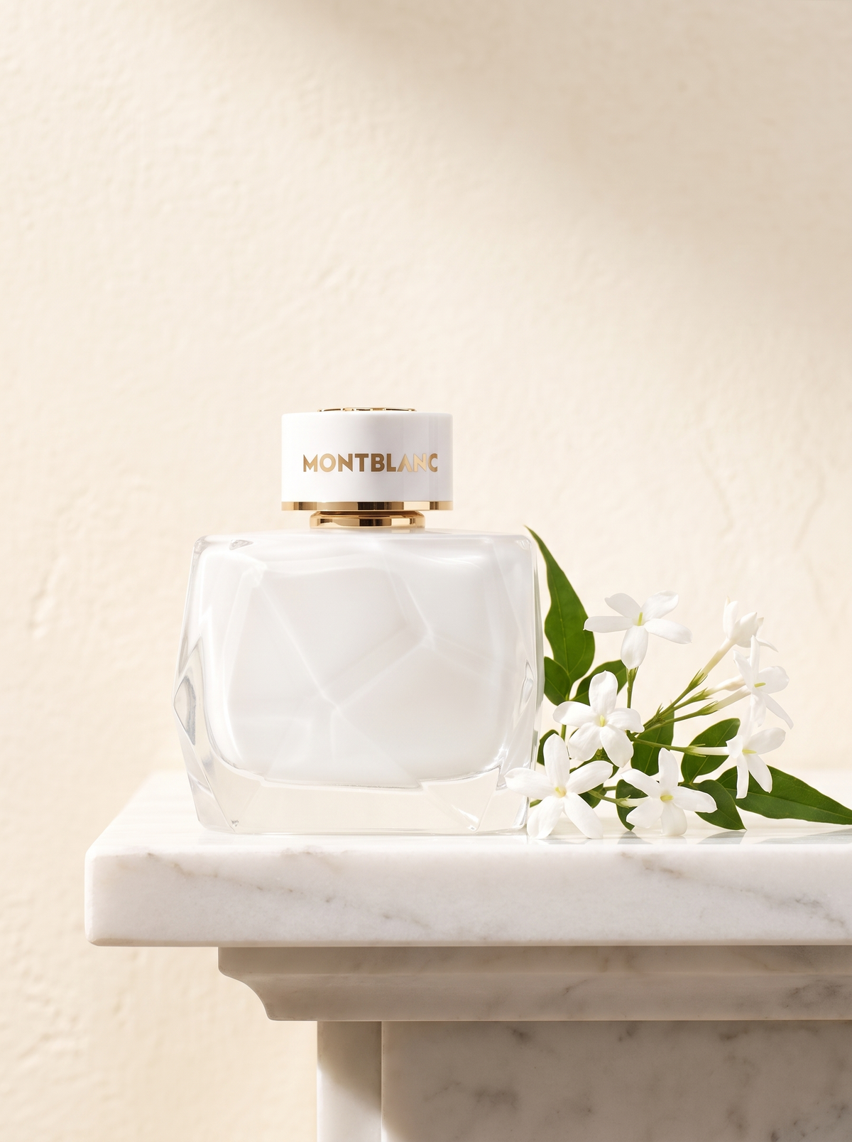 Montblanc Signature Eau de Parfum 90 ml - weisser Kristallflakon auf weissem Marmor mit Jasmin