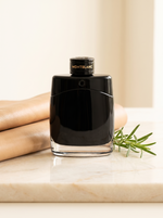 Montblanc Legend Eau de Parfum 100 ml - schwarzer Flakon auf hellem Marmor mit Leder und Rosmarin