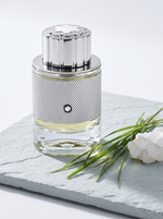 Montblanc Explorer Platinum Eau de Parfum 60 ml - Flakon mit Silberband auf hellem Schiefer mit Vetiver