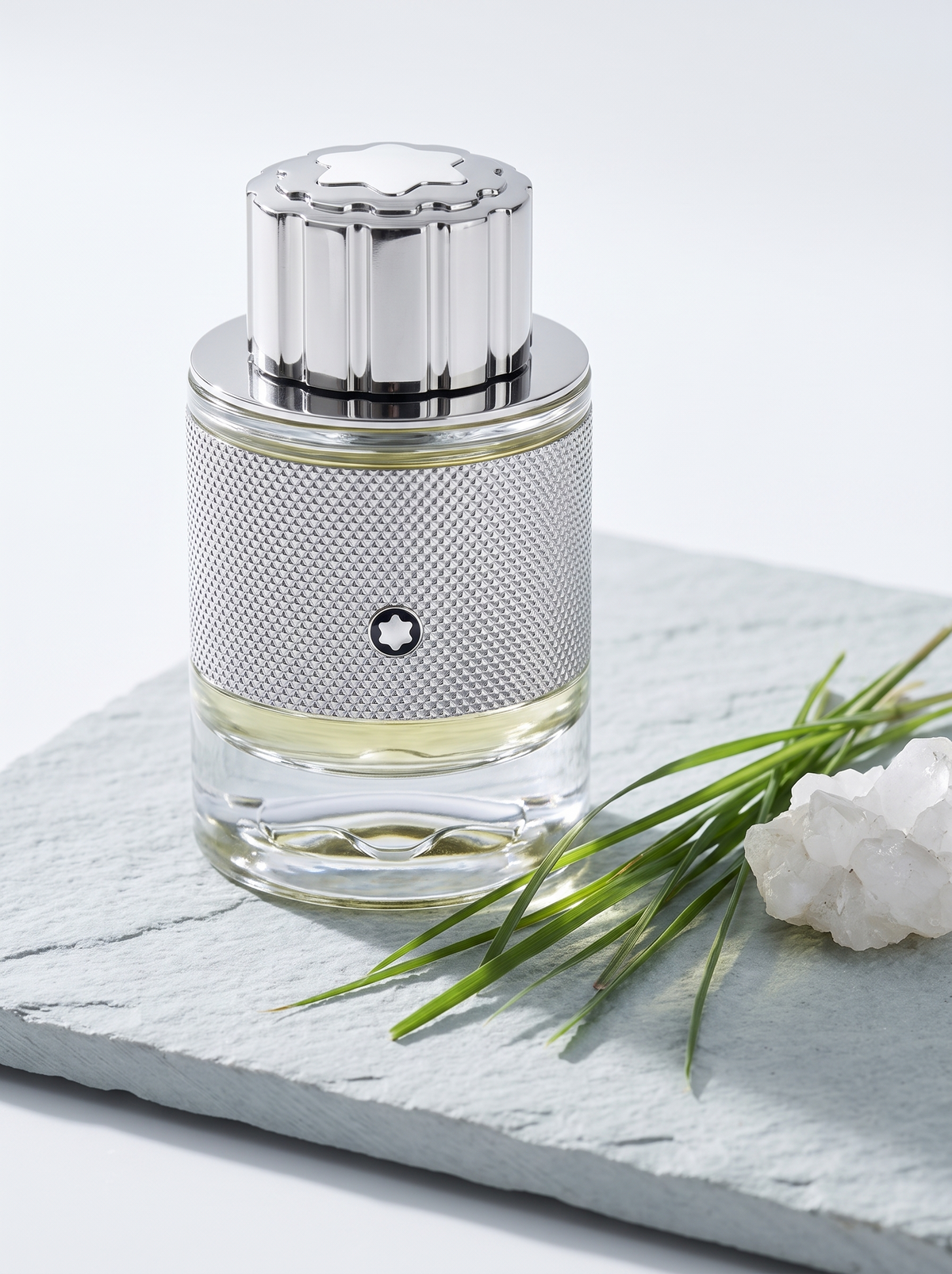 Montblanc Explorer Platinum Eau de Parfum 60 ml - Flakon mit Silberband auf hellem Schiefer mit Vetiver