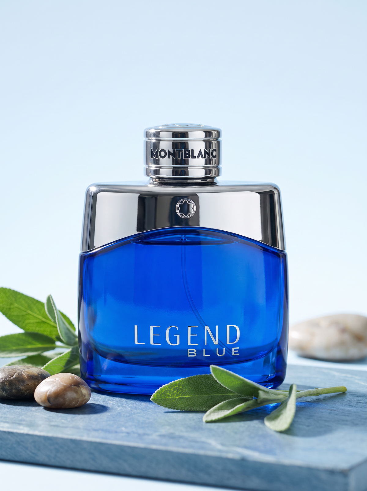 Montblanc Legend Blue Eau de Parfum 50 ml - blauer Flakon mit Chromschulter auf Schiefer mit Salbei