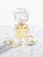 Moschino Toy 2 Eau de Parfum 30 ml - Baerchen-Flakon auf weissem Marmor mit Jasminblueten