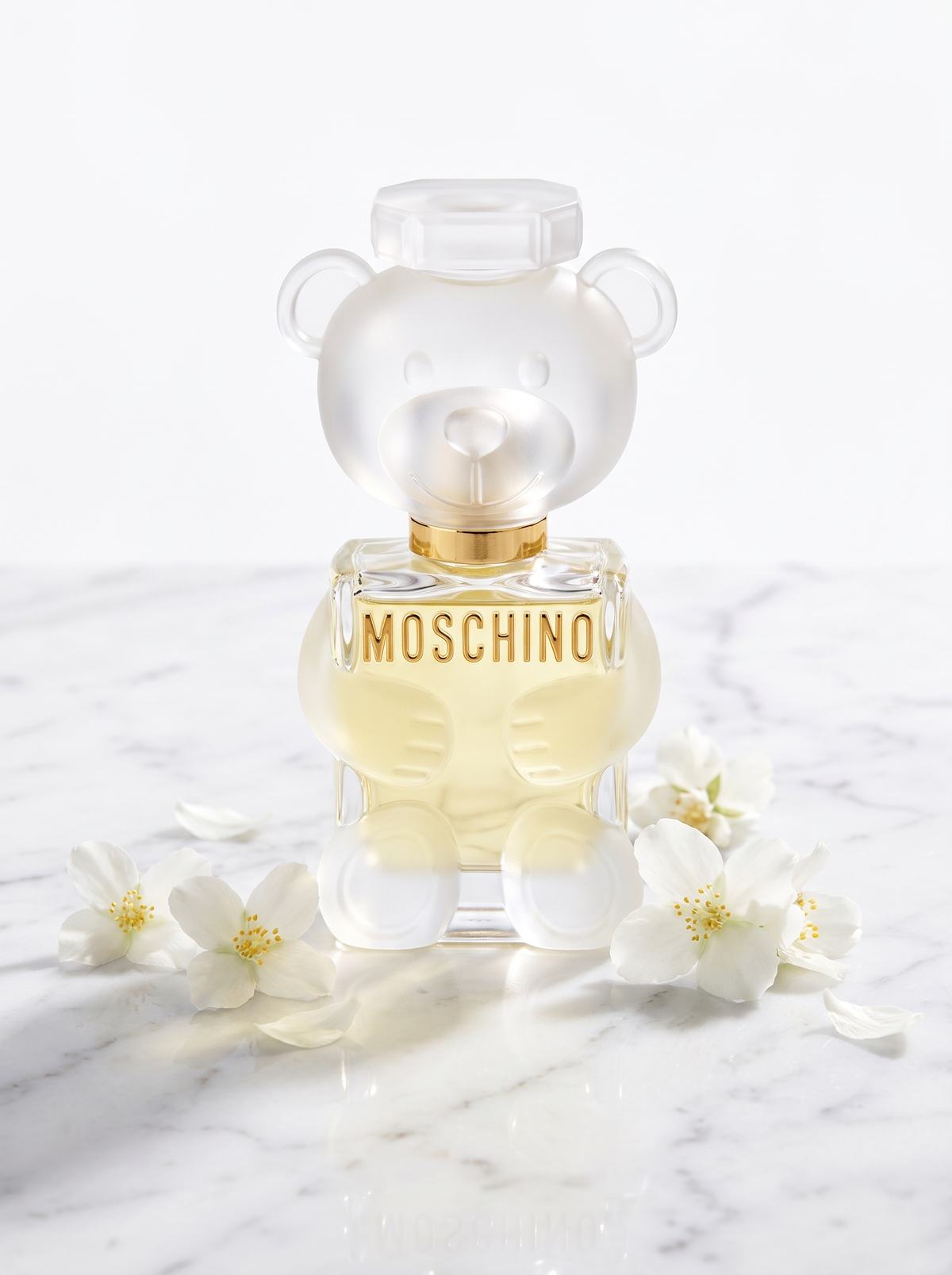 Moschino Toy 2 Eau de Parfum 30 ml - Baerchen-Flakon auf weissem Marmor mit Jasminblueten