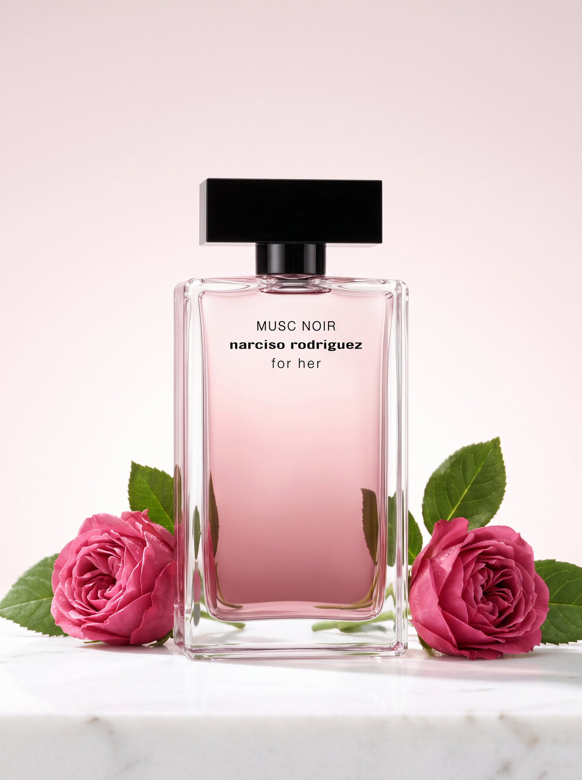 Narciso Rodriguez Musc Noir Eau de Parfum 50 ml - Flakon auf hellem Marmor mit pinken Rosen