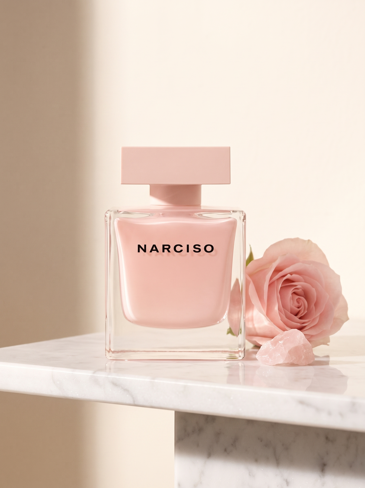 Narciso Rodriguez Narciso Cristal Eau de Parfum 50 ml - rosa Flakon auf weissem Marmor mit Rose und Rosenquarz