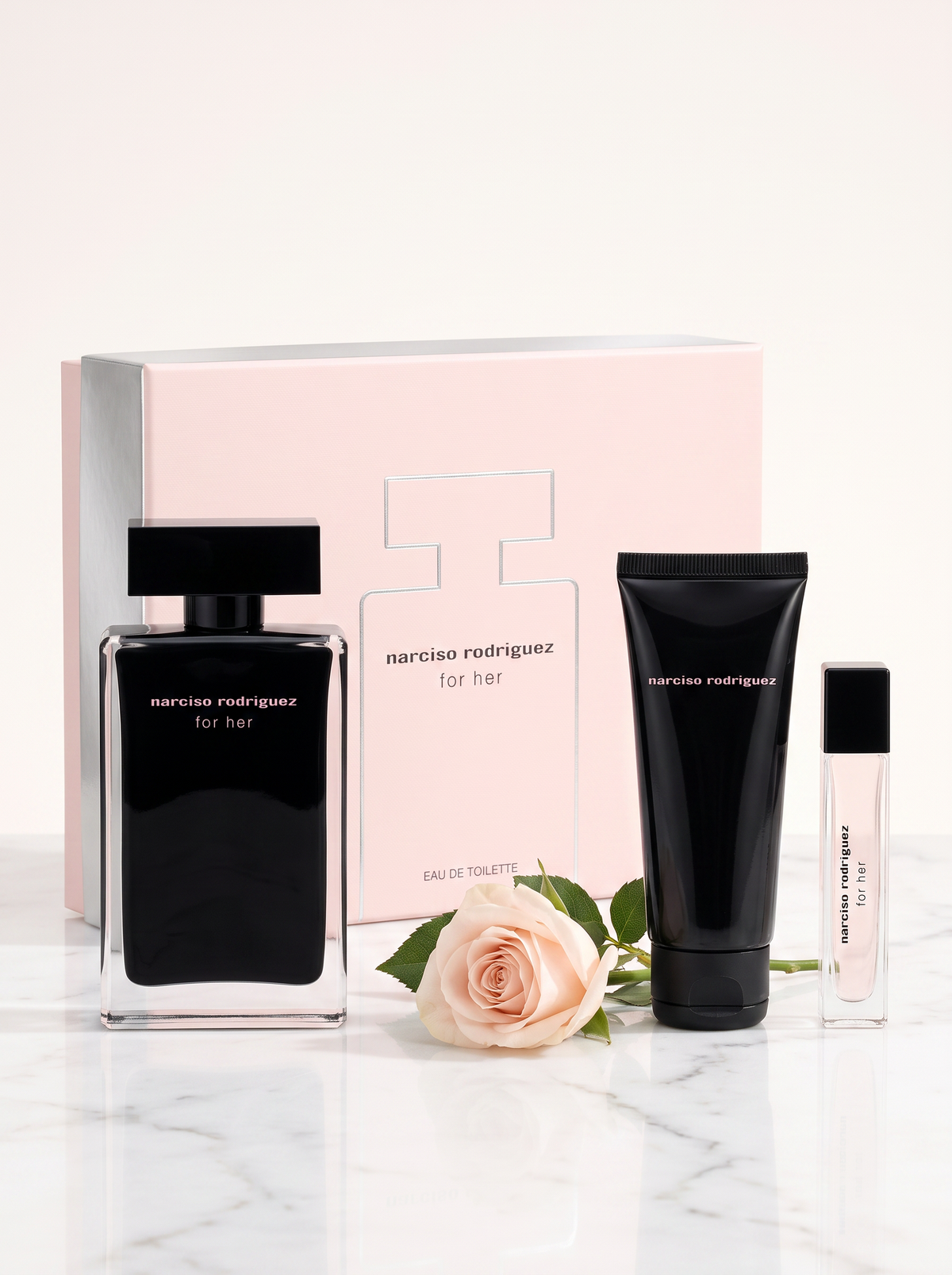Narciso Rodriguez for Her Eau de Toilette Geschenkset - schwarzer Flakon mit Bodylotion auf weissem Marmor mit Rose