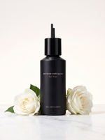 Narciso Rodriguez for Her Eau de Toilette Nachfuellung 150 ml - schwarzer Flakon auf hellem Marmor mit weissen Rosen