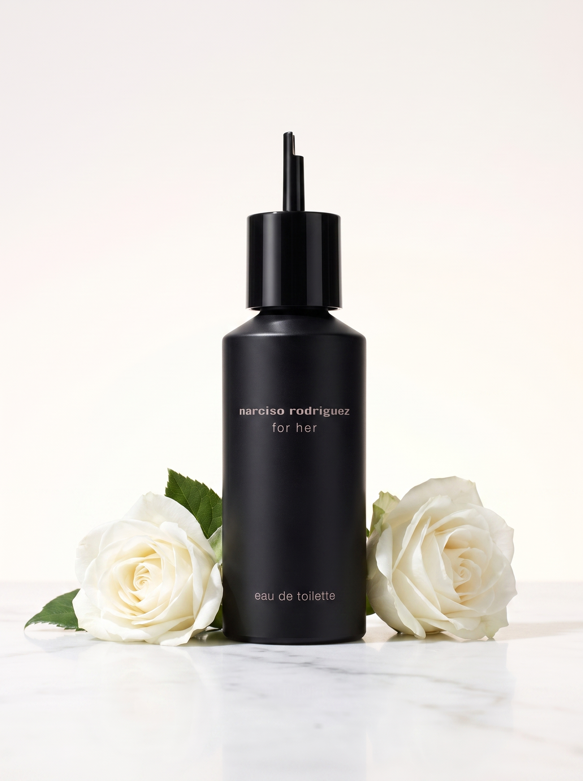 Narciso Rodriguez for Her Eau de Toilette Nachfuellung 150 ml - schwarzer Flakon auf hellem Marmor mit weissen Rosen