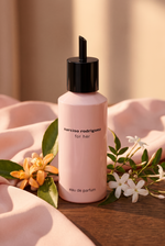 Narciso Rodriguez for Her Eau de Parfum Refill-Flakon in Rosa mit Orangenblueten und Jasmin auf Seide - kaufenparfum.de