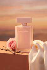 Narciso Rodriguez Musc Nude for Her Eau de Parfum 30 ml - Flakon in Blush-Rosa mit Rose, Vanille und Seide im goldenen Abendlicht - kaufenparfum.de