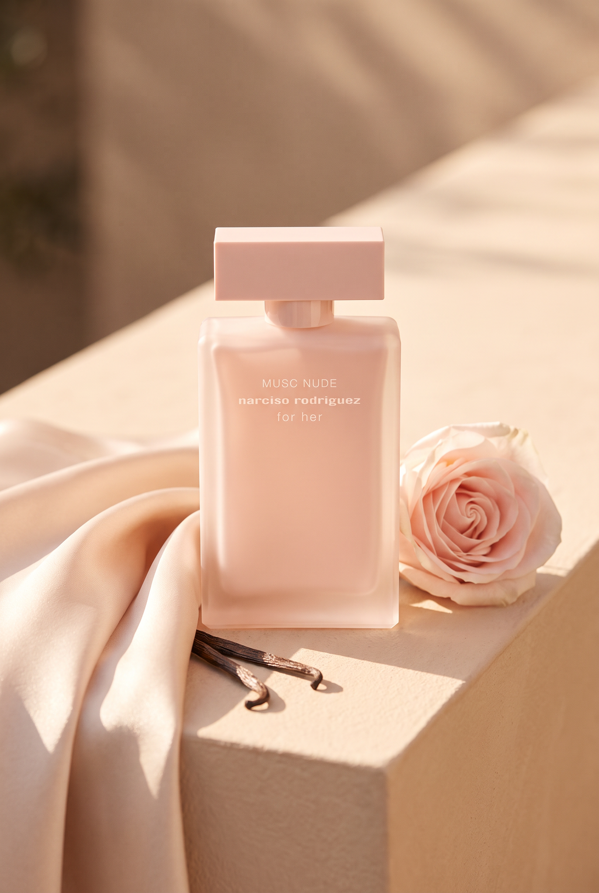 Narciso Rodriguez Musc Nude Eau de Parfum Flakon in warmem Sonnenlicht mit Rose, Seide und Vanille - kaufenparfum.de
