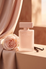 Narciso Rodriguez Musc Nude for Her Eau de Parfum Flakon in warmem Morgenlicht mit Rose Seide und Vanille - kaufenparfum.de