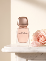 Narciso Rodriguez All of Me Intense Eau de Parfum 50 ml - rosa Flakon mit Rosegold-Kappe auf weissem Marmor mit Rose