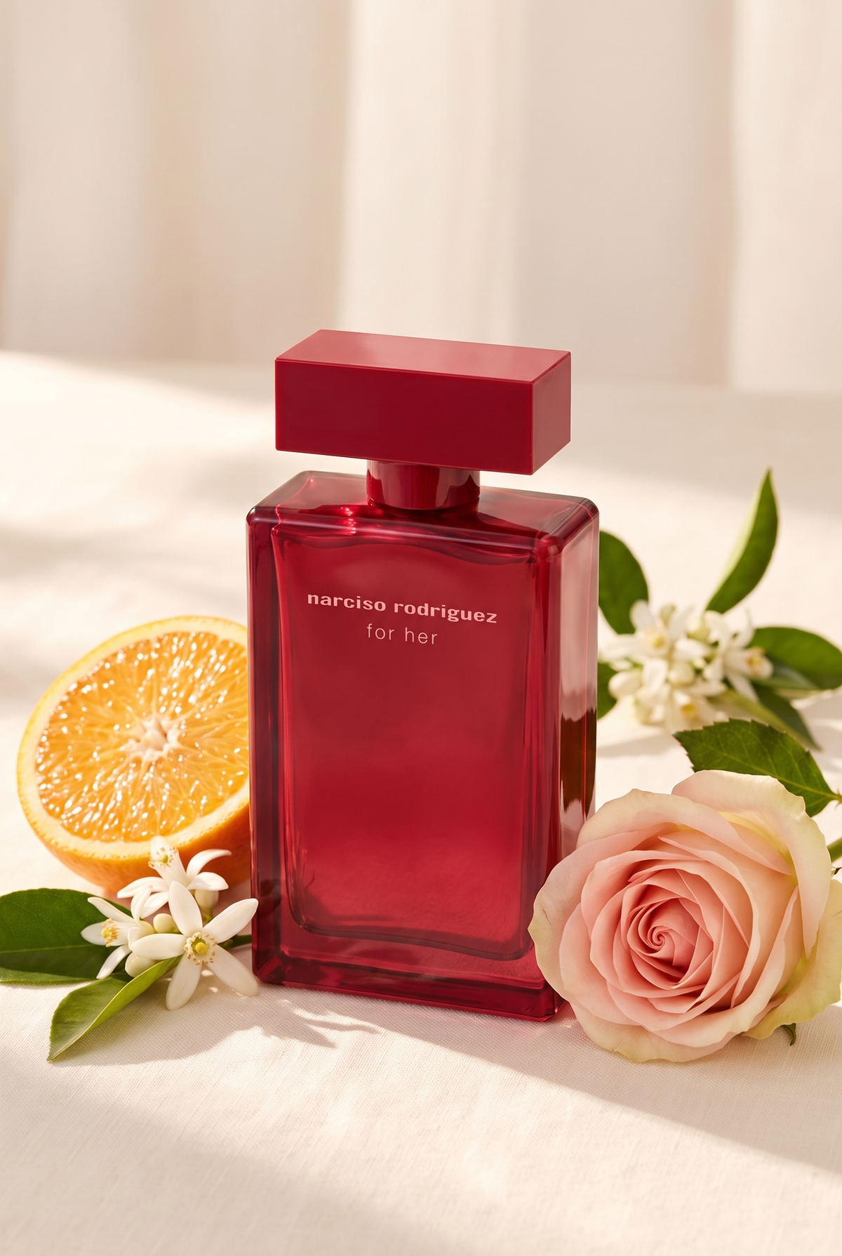 Narciso Rodriguez for her EdP Intenso 50 ml - roter Flakon mit Orangenbluete und Rose auf hellem Leinen - kaufenparfum.de