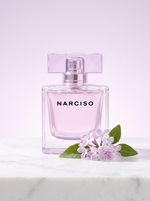 Narciso Rodriguez Narciso Eau de Parfum 30 ml - Flakon auf hellem Marmor mit Fliederblueten