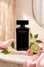 Narciso Rodriguez for Her Eau de Toilette Flakon auf heller Marmorablage mit Orangenblueten Rose und Bergamotte - kaufenparfum.de