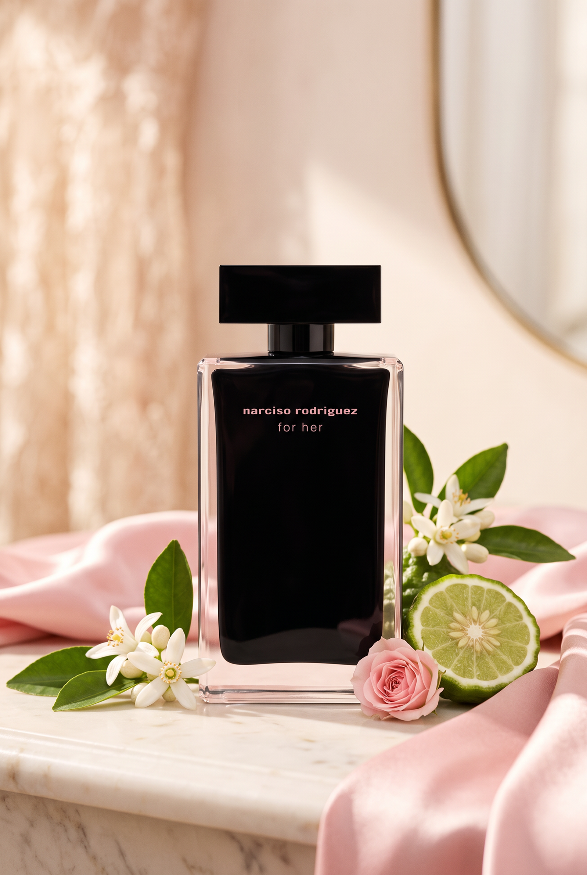 Narciso Rodriguez for Her Eau de Toilette Flakon auf heller Marmorablage mit Orangenblueten Rose und Bergamotte - kaufenparfum.de