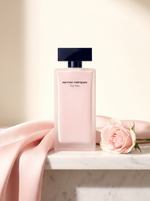 Narciso Rodriguez for Her Hair Mist 30 ml - rosa Flakon auf weissem Marmor mit Seide und Rose