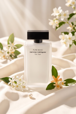 Narciso Rodriguez Pure Musc for Her Flasche mit Jasmin auf heller Seide - kaufenparfum.de