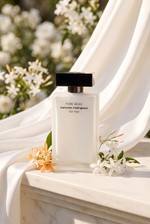 Narciso Rodriguez for Her Pure Musc Eau de Parfum Flakon auf Marmor mit Orangenbluete und Jasmin - kaufenparfum.de