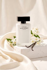 Narciso Rodriguez for her Pure Musc EdP 50 ml - weisser Flakon mit Jasmin, Vanille und Seide - kaufenparfum.de