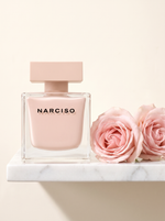 Narciso Rodriguez Narciso Poudree Eau de Parfum 90 ml - puderrosa Flakon auf weissem Marmor mit Rosen