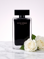 Narciso Rodriguez for Her Eau de Toilette 150 ml - schwarzer Flakon auf hellem Marmor mit weissen Rosen