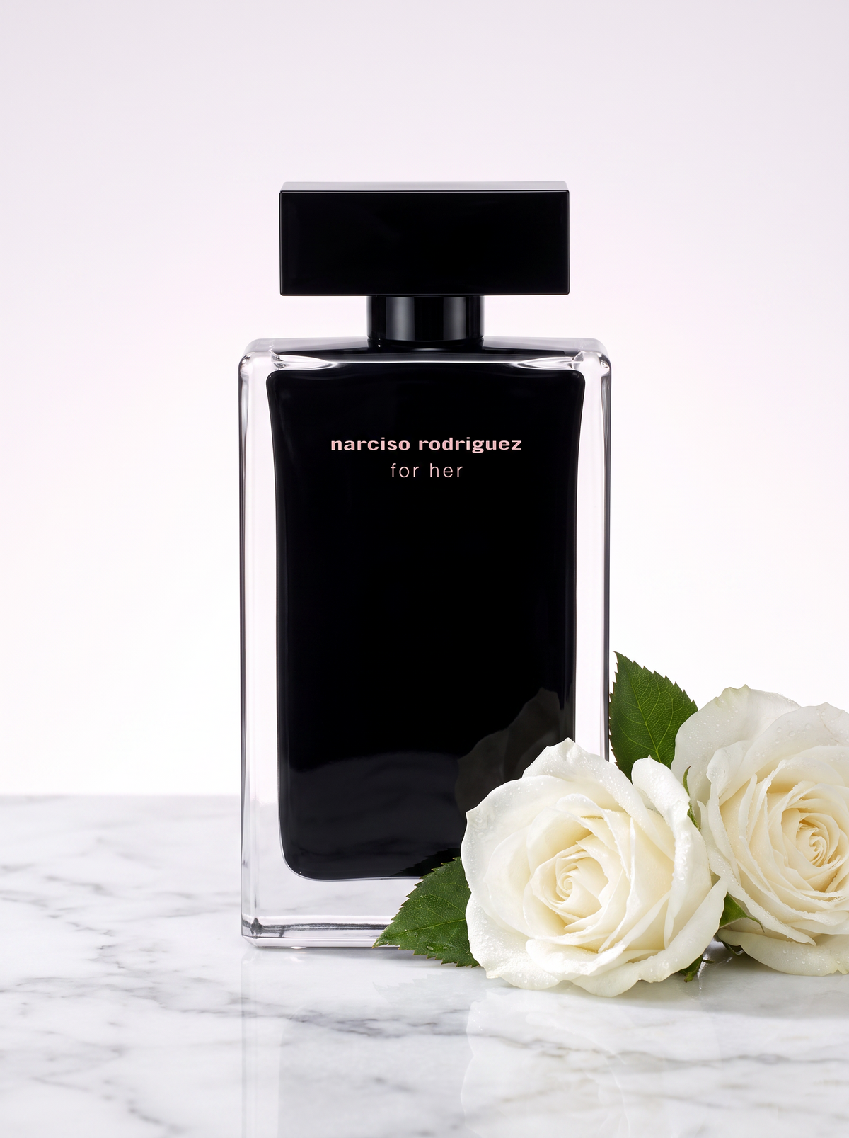 Narciso Rodriguez for Her Eau de Toilette 150 ml - schwarzer Flakon auf hellem Marmor mit weissen Rosen