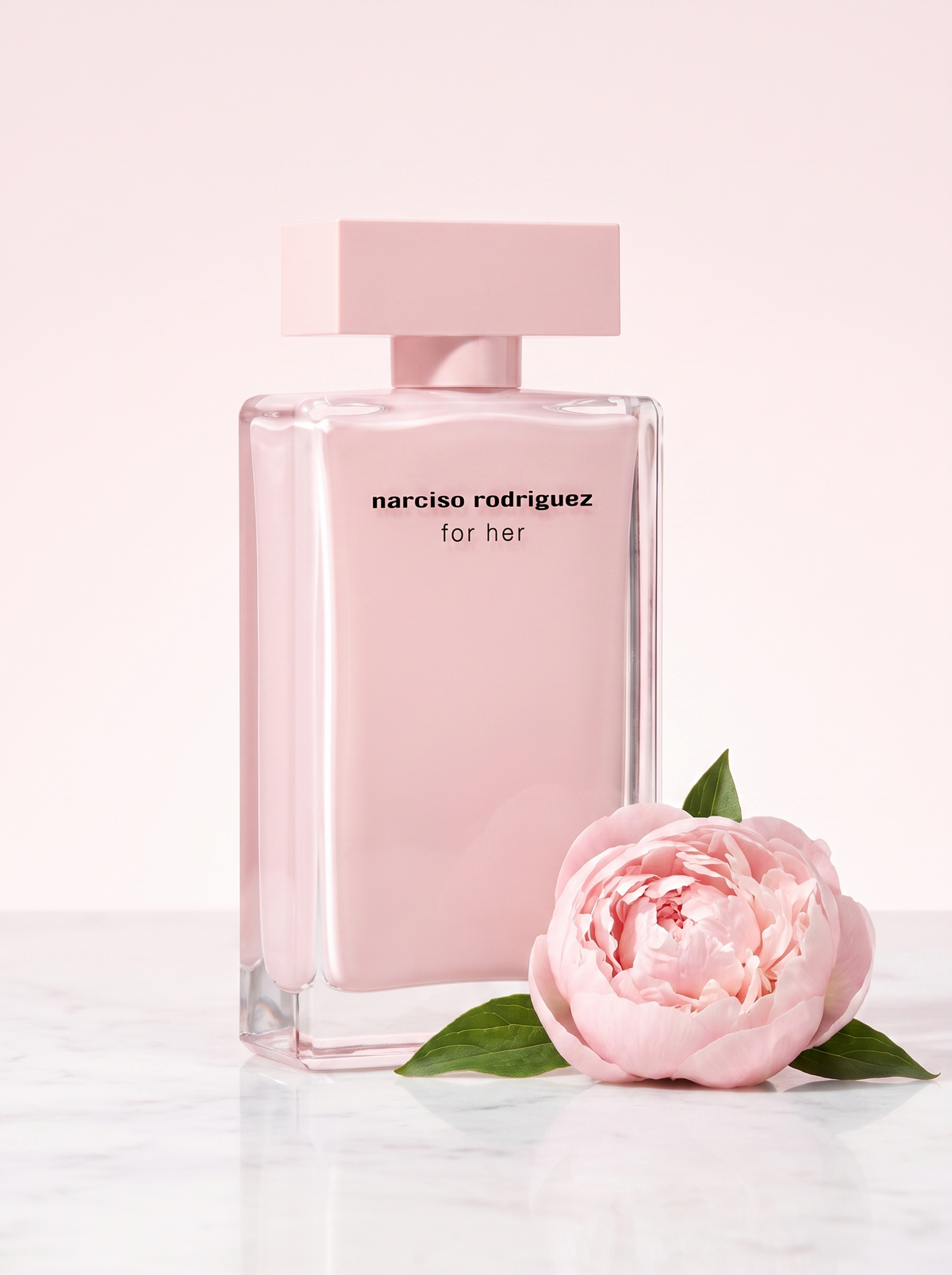 Narciso Rodriguez for Her Eau de Parfum 30 ml - rosa Flakon auf hellem Marmor mit Pfingstrose