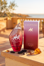 Nikos Sculpture Reverie Eau de Parfum Sensuel Flakon mit Verpackung auf sonniger Terrasse mit Tonkabohnen und Bernstein - kaufenparfum.de