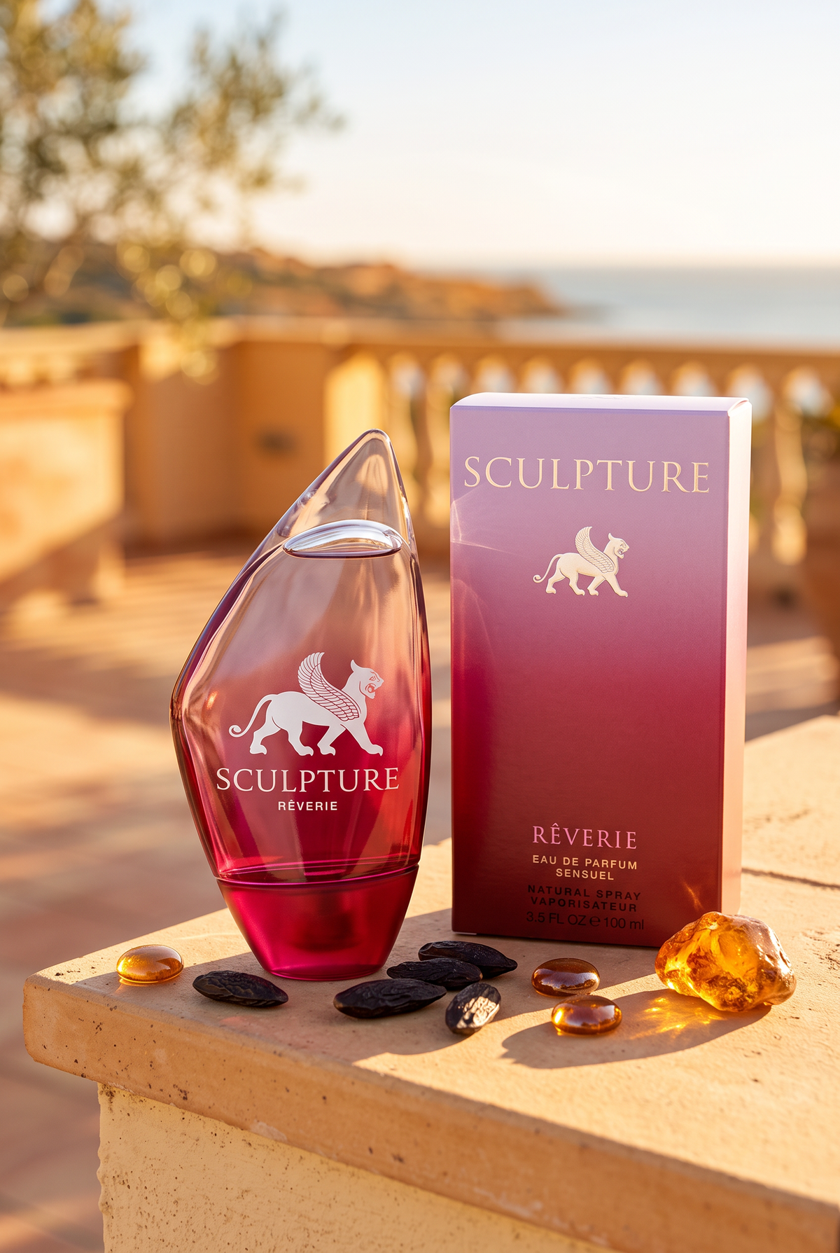 Nikos Sculpture Reverie Eau de Parfum Sensuel Flakon mit Verpackung auf sonniger Terrasse mit Tonkabohnen und Bernstein - kaufenparfum.de