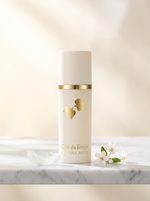 Nina Ricci L'Air du Temps Eau de Toilette 30 ml - cremeweisser Flakon auf weissem Marmor mit Bluete und Feder