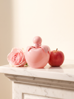Nina Ricci Nina Rose Eau de Toilette 30 ml - rosa Apfel-Flakon auf weissem Marmor mit Rose und Apfel