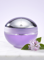 Paco Rabanne Ultraviolet Eau de Parfum 80 ml - violetter Flakon mit Chromkuppel auf hellem Marmor mit Flieder