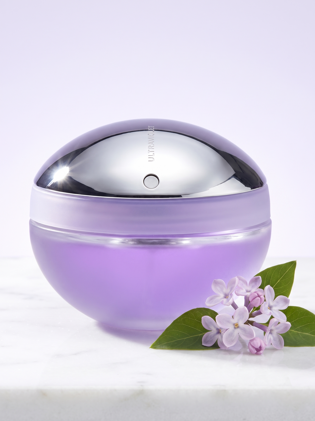 Paco Rabanne Ultraviolet Eau de Parfum 80 ml - violetter Flakon mit Chromkuppel auf hellem Marmor mit Flieder