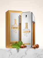 Paco Rabanne 1 Million Lucky Eau de Toilette 100 ml - silberner Flakon mit Verpackung auf hellem Marmor mit Haselnuss