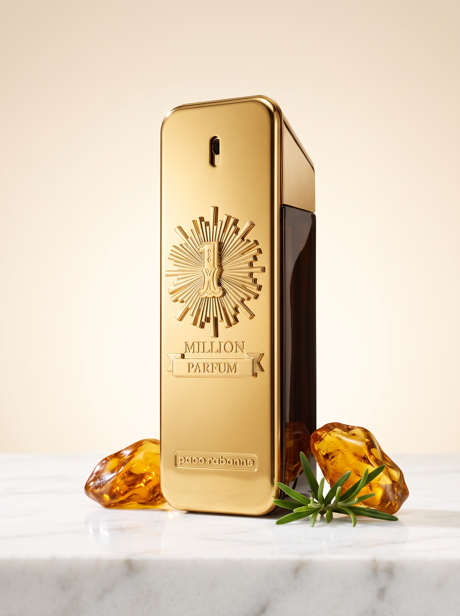 Paco Rabanne 1 Million Parfum 50 ml - goldener Flakon auf hellem Marmor mit Bernstein und Rosmarin