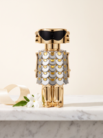 Rabanne Fame Eau de Parfum 80 ml - goldener Figur-Flakon auf weissem Marmor mit Jasmin