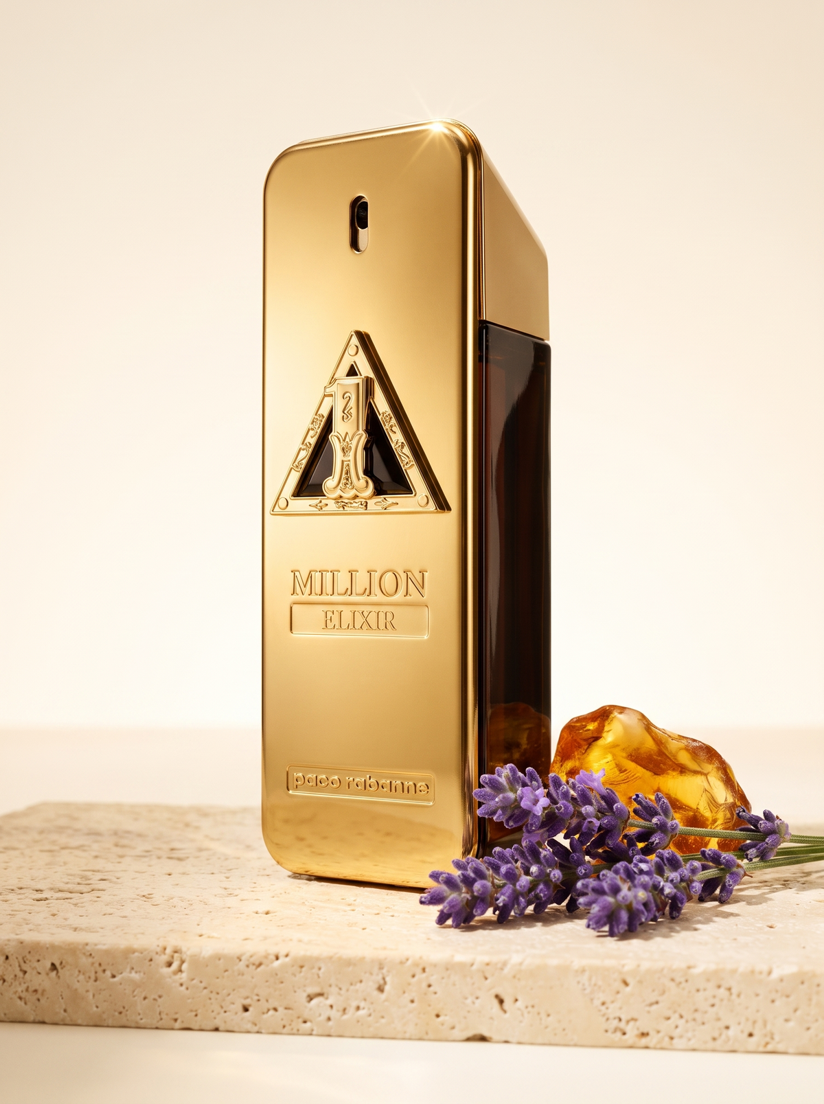 Paco Rabanne 1 Million Elixir Eau de Parfum 50 ml - goldener Flakon auf Travertin mit Lavendel
