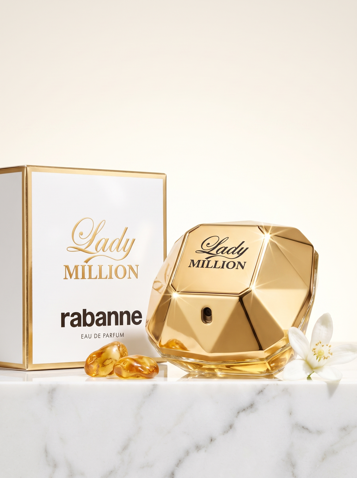 Paco Rabanne Lady Million Eau de Parfum 30 ml - goldener Diamantflakon mit Verpackung auf hellem Marmor