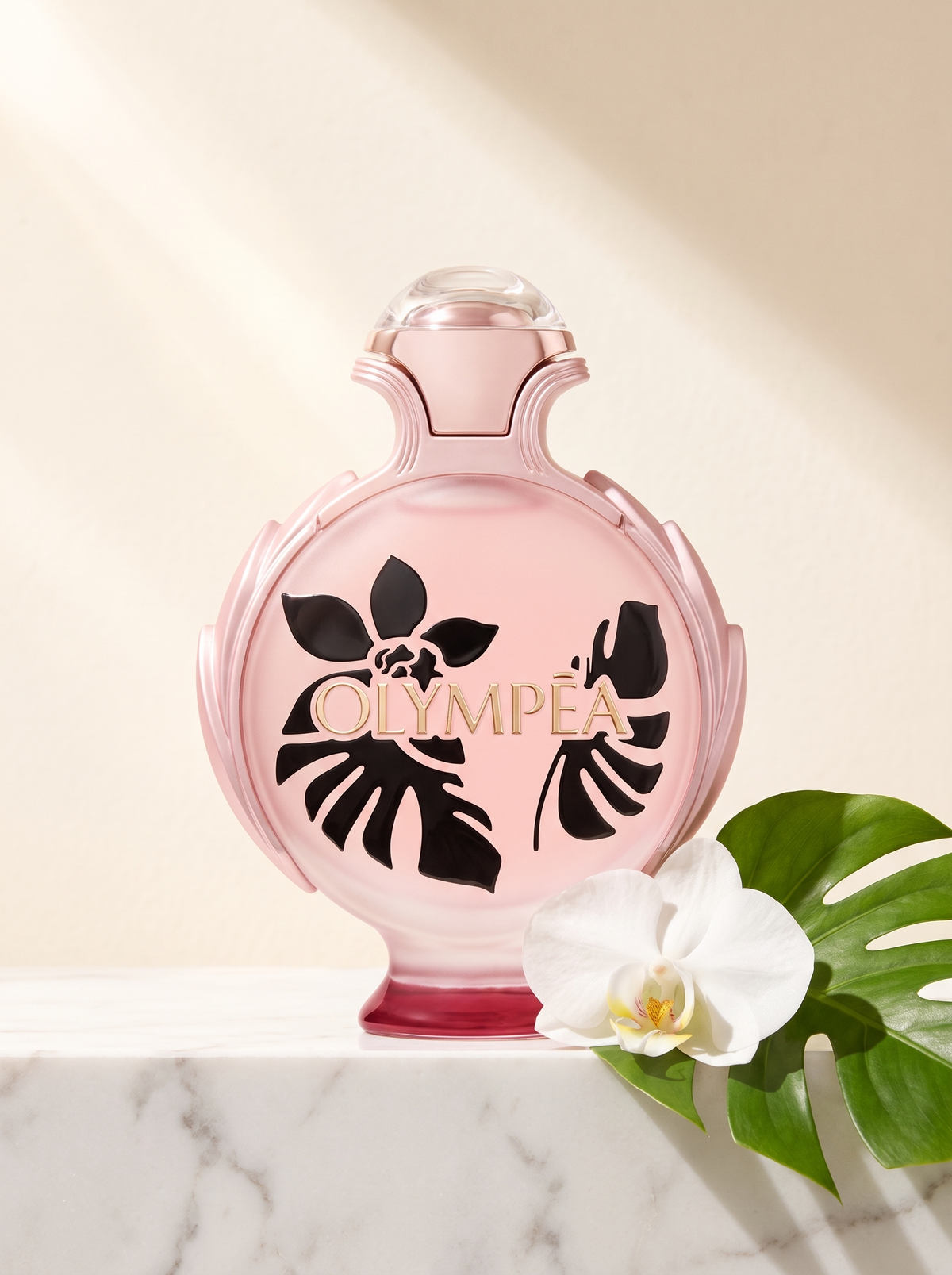 Rabanne Olympea Flora Eau de Parfum 30 ml - rosa Flakon mit Blumenmuster auf weissem Marmor mit Orchidee