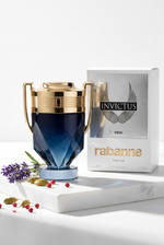 Rabanne Invictus Parfum 50 ml - Pokal-Flakon mit Lavendel und Kardamom auf hellem Podest - kaufenparfum.de