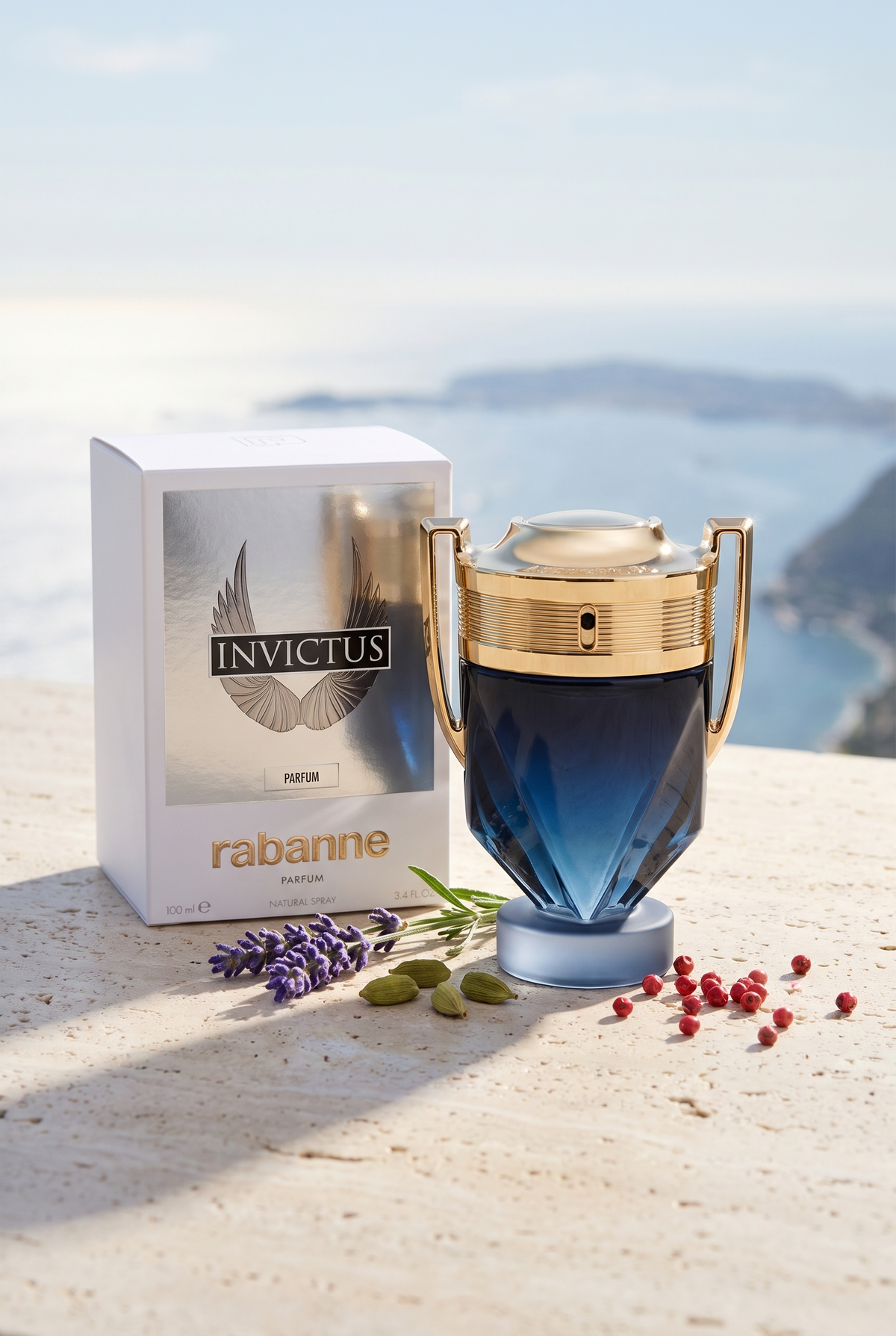 Paco Rabanne Invictus Parfum Pokal-Flakon mit Verpackung an sonniger Kuestenterrasse mit Lavendel und Kardamom - kaufenparfum.de