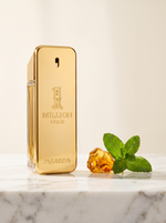 Rabanne 1 Million Gold Eau de Parfum Intense 200 ml - goldener Barren-Flakon auf weissem Marmor mit Bernstein und Minze