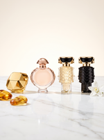 Paco Rabanne Miniaturen Geschenkset 4-teilig - vier Mini-Flakons auf hellem Marmor mit Bernstein