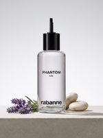 Rabanne Phantom Elixir Parfum Intense Nachfuellung 200 ml - Flakon auf hellem Beton mit Lavendel