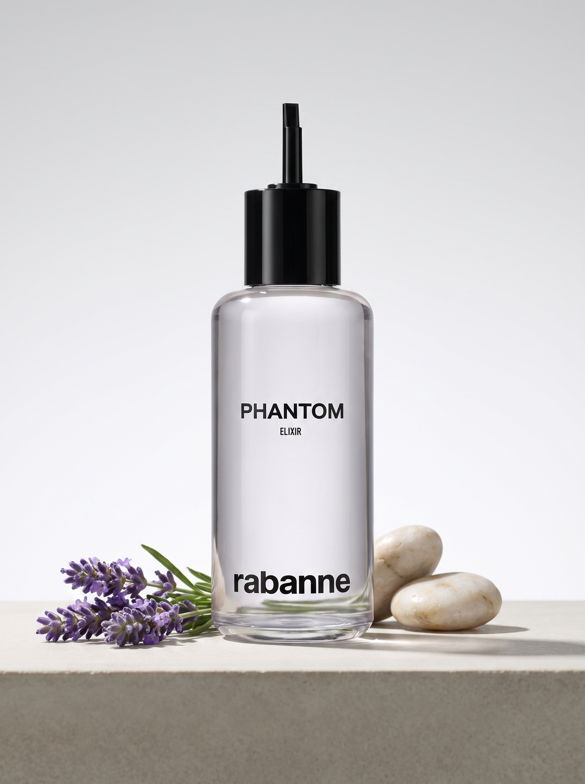 Rabanne Phantom Elixir Parfum Intense Nachfuellung 200 ml - Flakon auf hellem Beton mit Lavendel