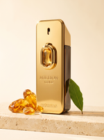 Rabanne Million Gold Eau de Parfum 100 ml - goldener Flakon auf Travertin mit Bernstein und Lorbeerblatt