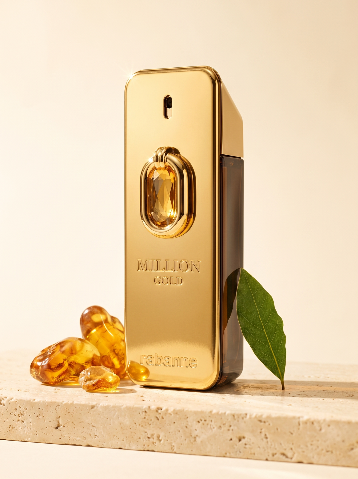Rabanne Million Gold Eau de Parfum 100 ml - goldener Flakon auf Travertin mit Bernstein und Lorbeerblatt